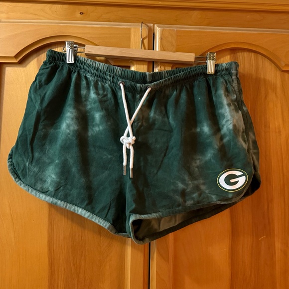 WEAR by Erin Andrews Packers Shorts - Picture 1 of 8